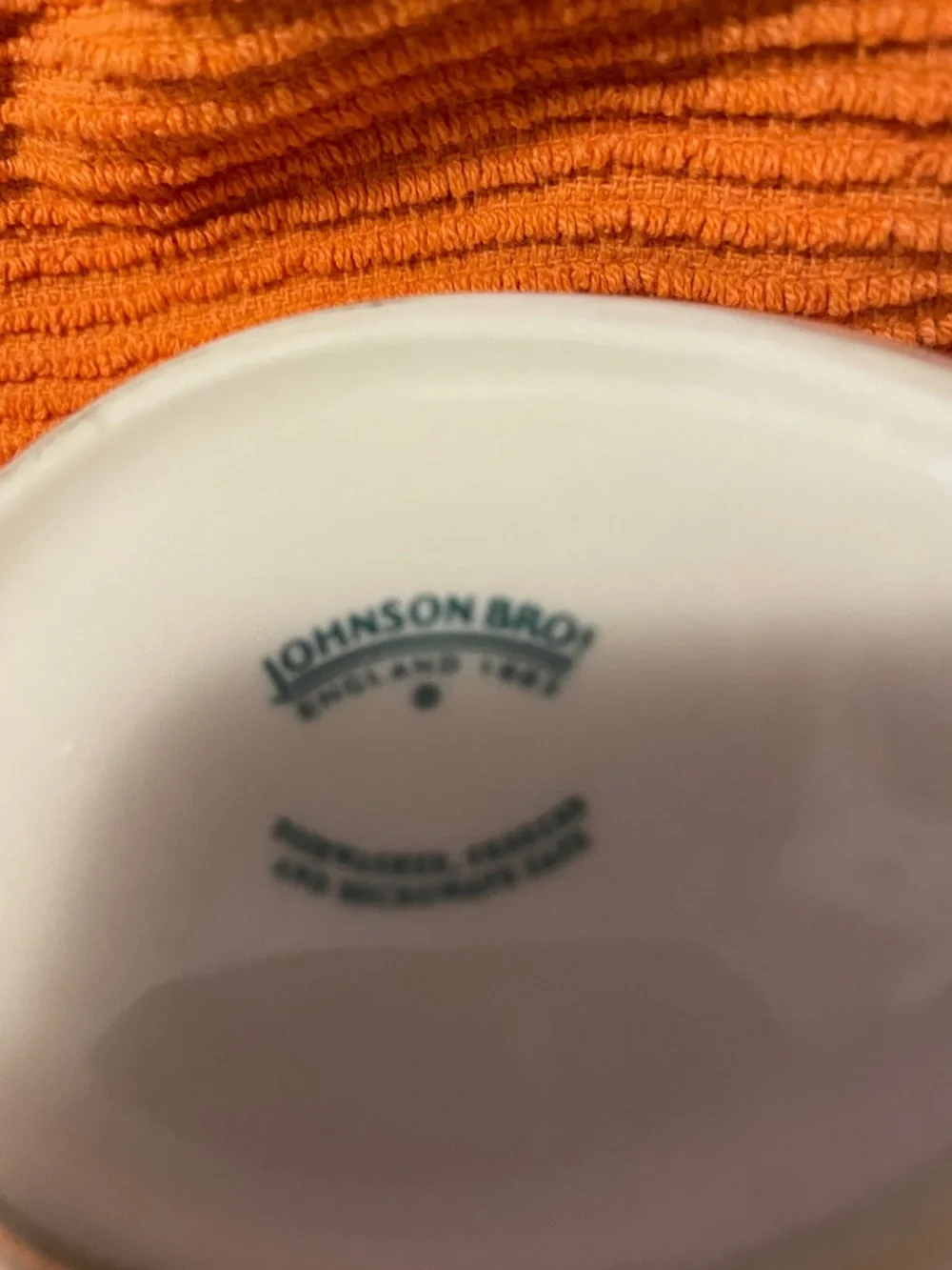 Johnson Brothers White Porcelain Spoon Rest with Red Transferware Motif - Picture 4 of 4